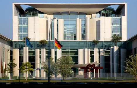 Verwaltungsgericht Berlin: Journalisten haben keinen Anspruch auf einen "Aktualitäts-Vorsprung" - Nicht nur attraktiv für Berlin-Besucher, sondern auch konsequent gegenüber Journalisten: das Bundeskanzleramt; © visitBerlin, Foto: Wolfgang Scholvien
