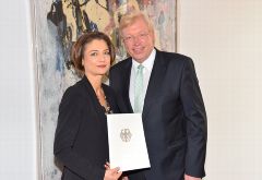 Martina Hannak-Meinke ist neue Vorsitzende der Bundesprüfstelle für jugendgefährdende Medien - Die neue BPjM-Leiterin Martina Hannak-Meincke erhält ihre Ernennungsurkunde von Dr. Ralf Kleindiekt, Staatsekretär im BMFSFJ (Foto: BMFSFJ)