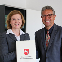 OVG Lüneburg: Richterin Anette Ohrmann ist für Presse- und Rundfunk-Recht zuständig - Anette Ohrmann bei der Urkundenübergabe durch Präsident Dr. Thomas Smollich (Foto: OVG Niedersachsen)